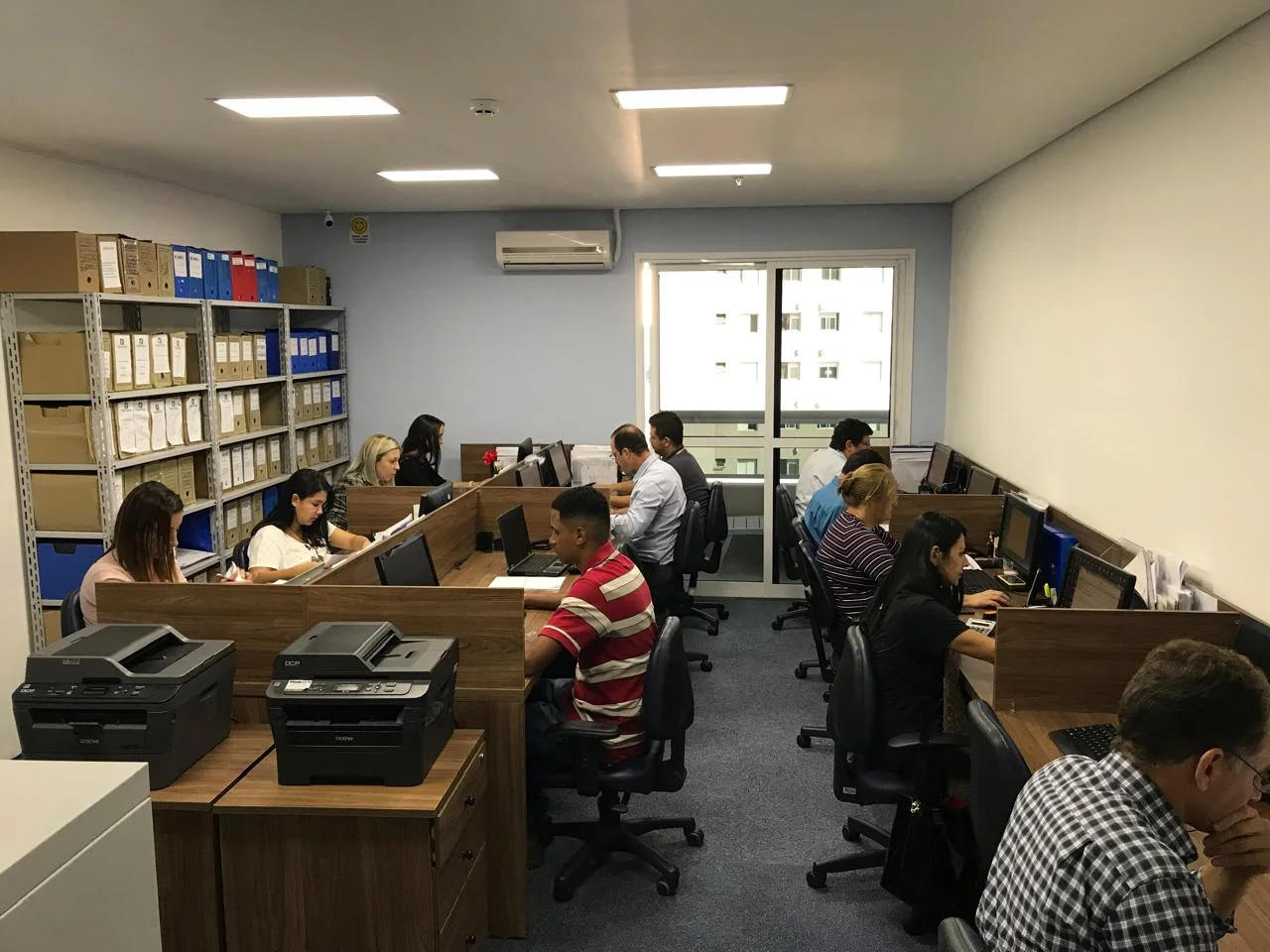 Equipe completa da Tile Serviços trabalhando no escritório de contabilidade